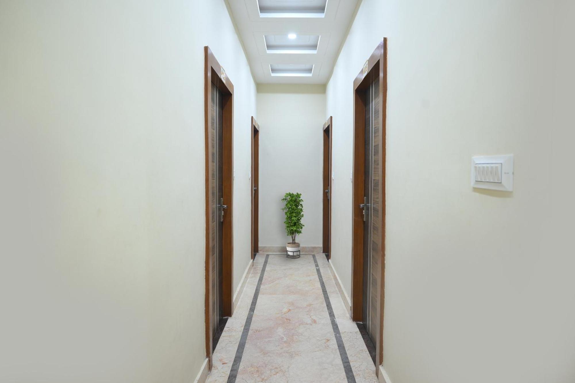 Townhouse Oak Hotel Ar Ganges Premium Варанаси Екстериор снимка